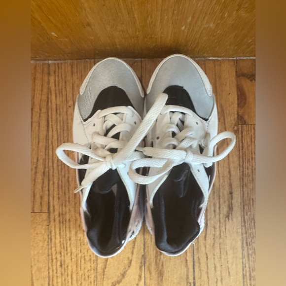 Nike Girls Toddler White and Black Sneakers with Huarache Design Size 12 - Picture 2 of 5